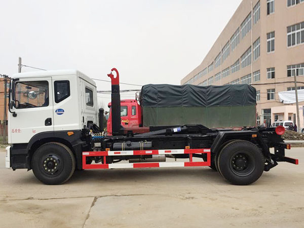 型東風創(chuàng)普拉臂式垃圾車