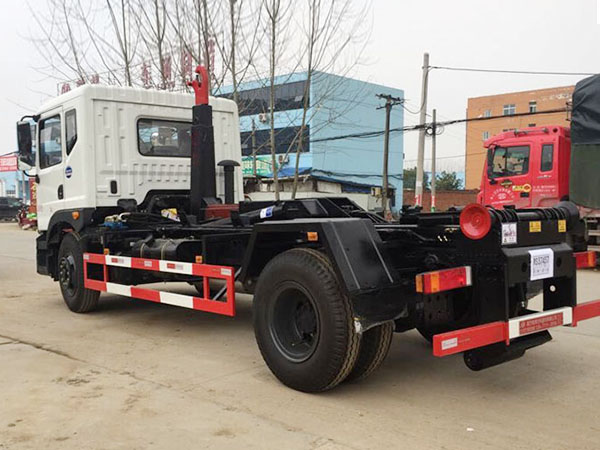 型東風創(chuàng)普拉臂式垃圾車