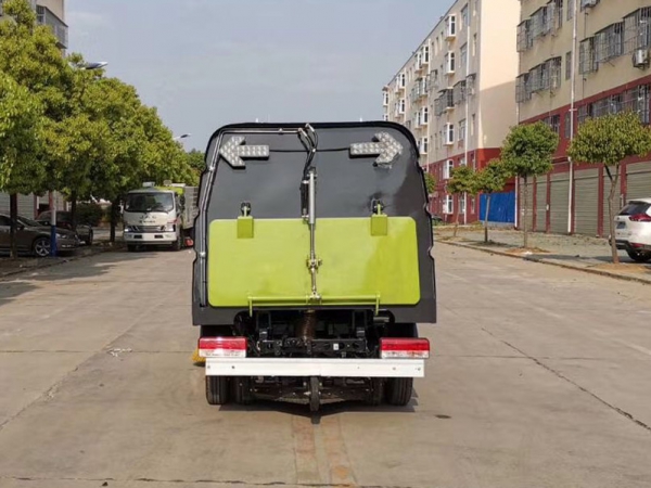 東風途運2600mm掃路車（0.8方水罐，1.7方塵罐）
