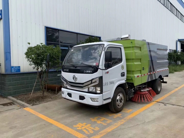 東風(fēng)小多利卡掃路車（1.5方水罐，4方塵罐）