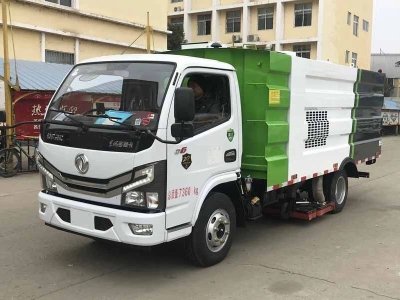 東風(fēng)小多利卡吸塵車(chē)（1方水罐4方塵罐）