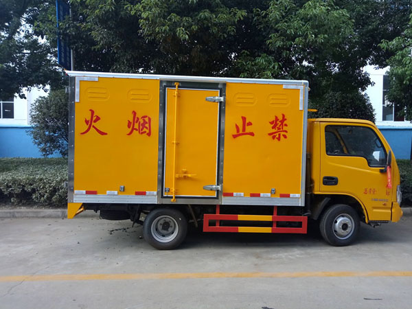 躍進(jìn)3.3米柴油（藍(lán)牌）腐蝕品廂式車(chē)