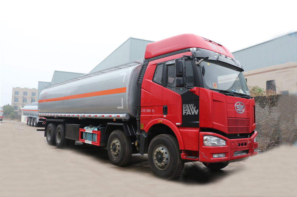 解放前四后八32方運(yùn)油車