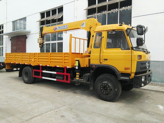 東風(fēng)153單橋6.3噸隨車吊