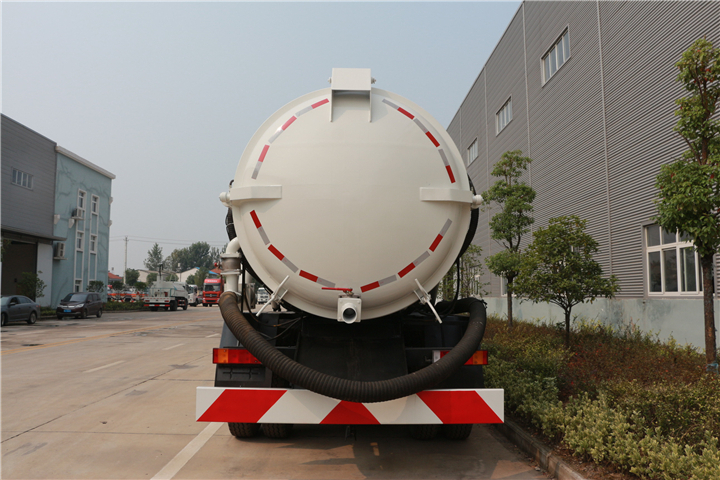 東風(fēng)后八輪16方吸污車(chē)