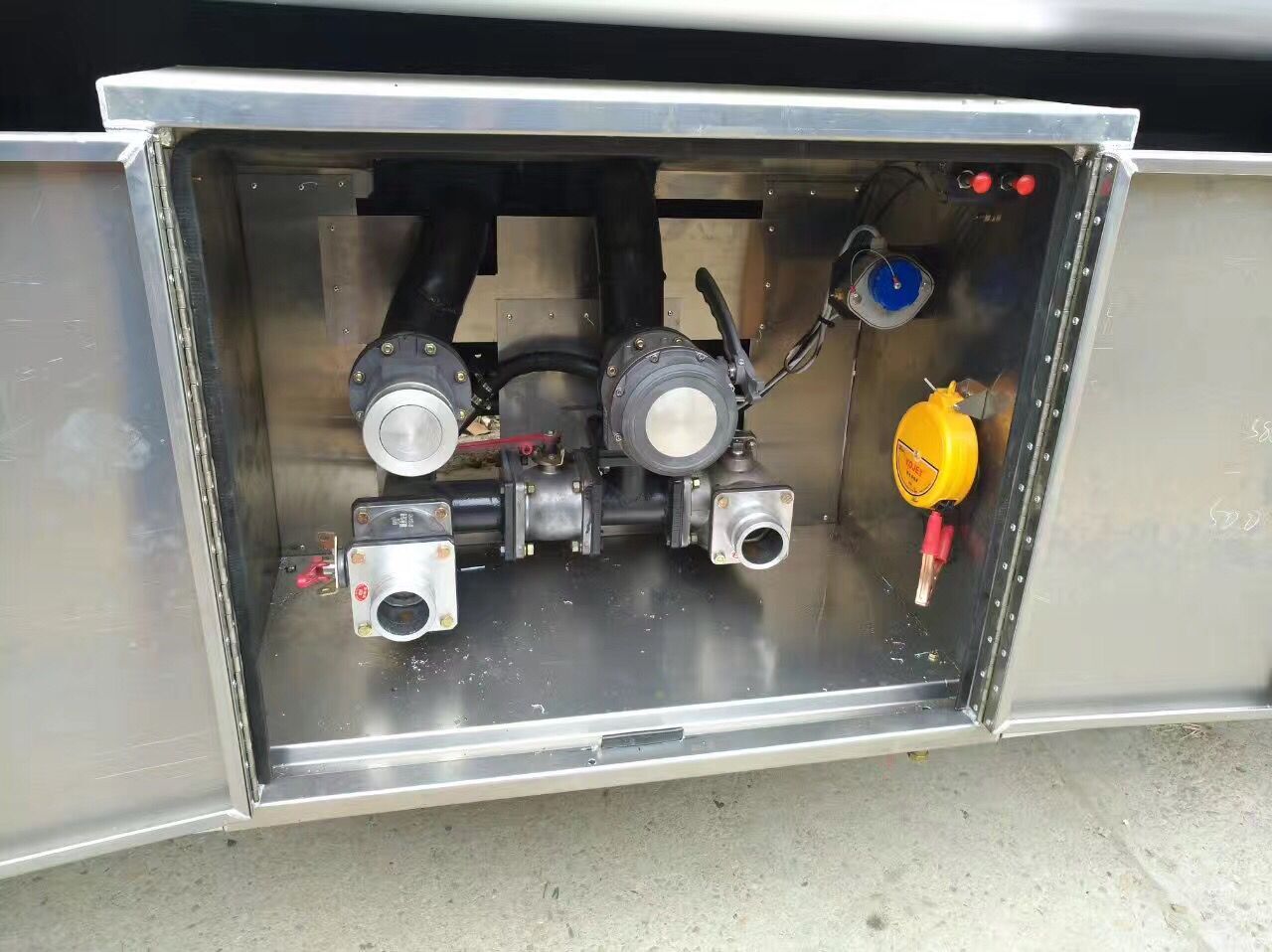  國(guó)五東風(fēng)12.5方運(yùn)油車