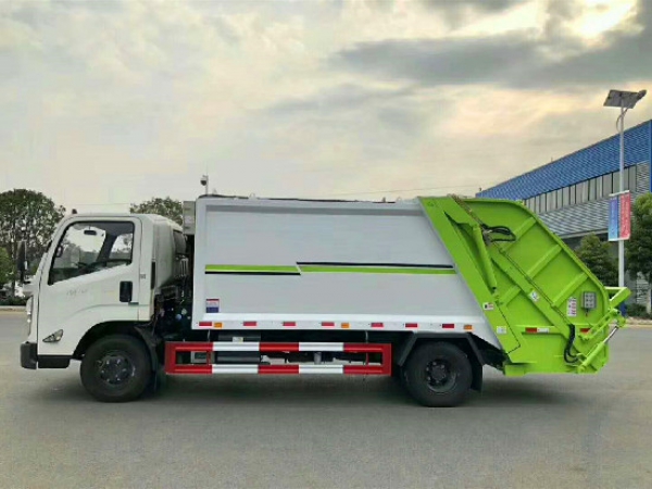 江鈴凱銳國(guó)六8方壓縮式垃圾車