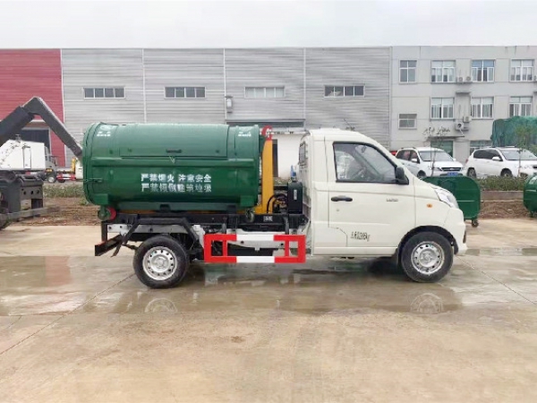 福田祥菱汽油國(guó)六車廂可卸（3方鉤臂）式垃圾車