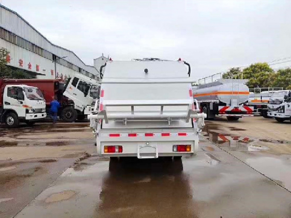 五十鈴100P國(guó)六6方壓縮式垃圾車