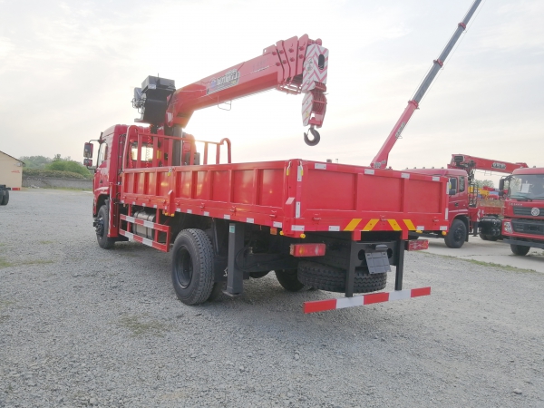 東風(fēng)暢行8噸隨車吊