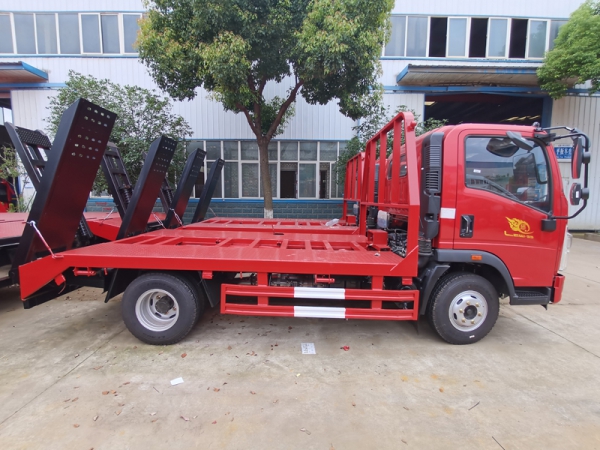 國(guó)六豪沃藍(lán)牌平板運(yùn)輸車