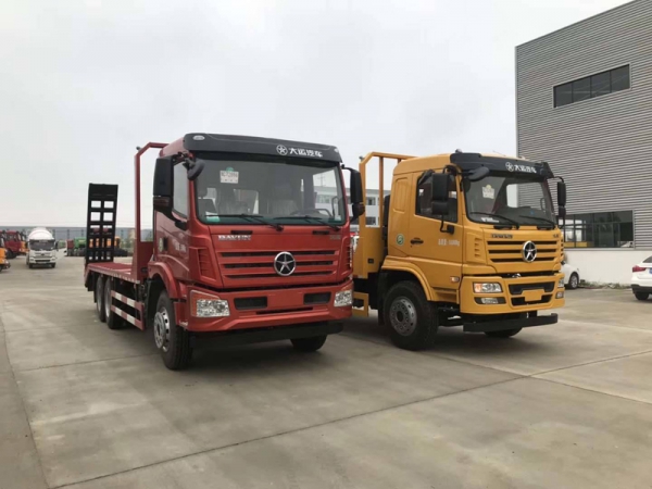 大運(yùn)后八輪平板運(yùn)輸車(chē)