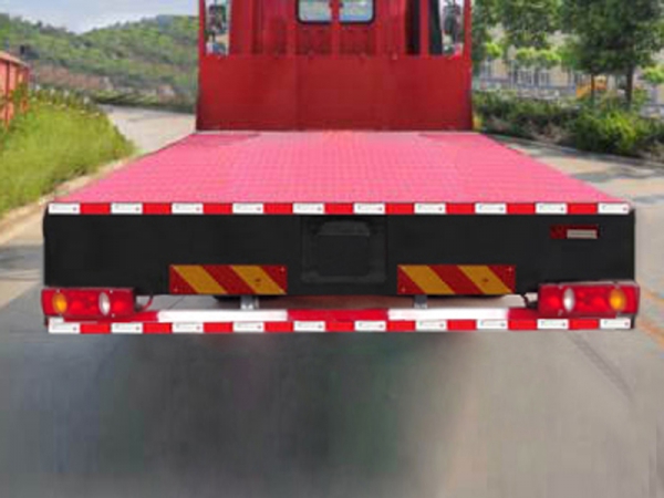 大運(yùn)后八輪平板運(yùn)輸車(chē)