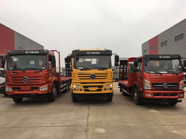 大運(yùn)后八輪平板運(yùn)輸車(chē)