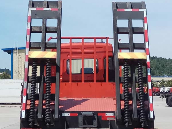 大運(yùn)后八輪平板運(yùn)輸車(chē)