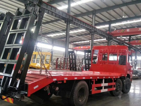 東風專底小三軸挖機平板車