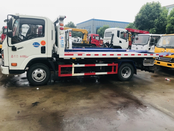 大運(yùn)藍(lán)牌清障車一拖二