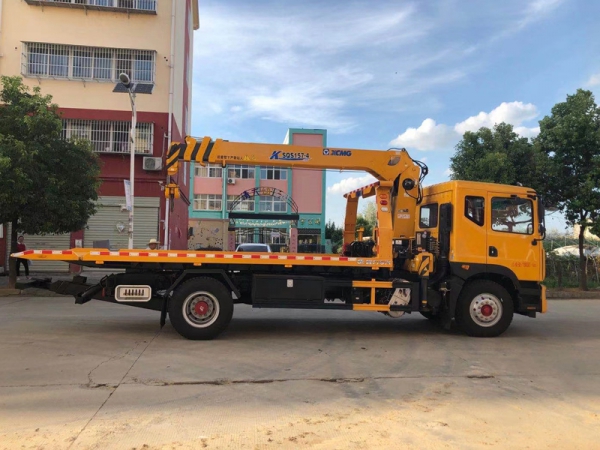 東風(fēng)D9帶吊平板清障車(chē)