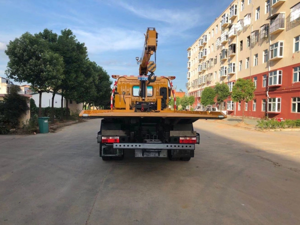 東風(fēng)D9帶吊平板清障車(chē)