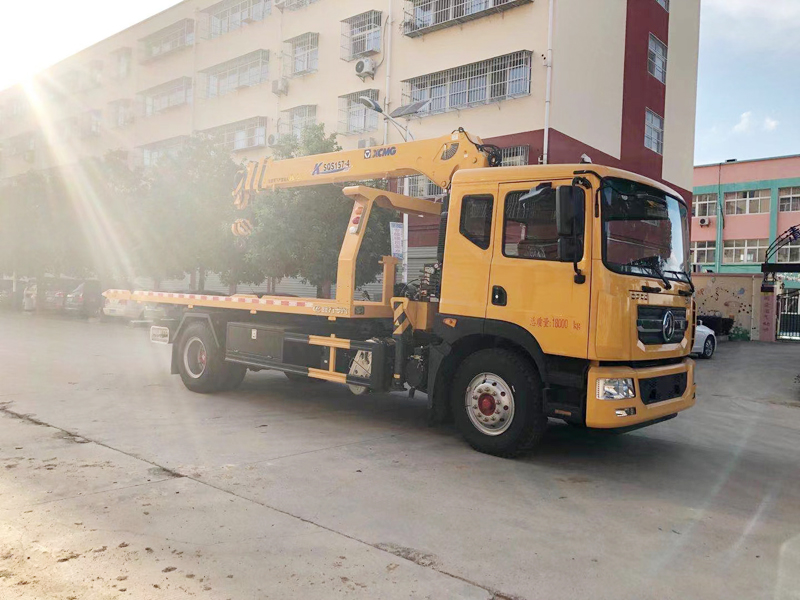 東風(fēng)D9帶吊平板清障車(chē)