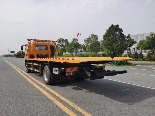 國(guó)六重汽豪沃重載型一拖二清障車