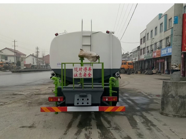 東風(fēng)前四后八25噸灑水車