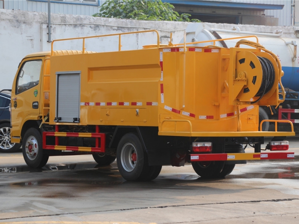 東風(fēng)小多利卡5方高壓清洗車(chē)