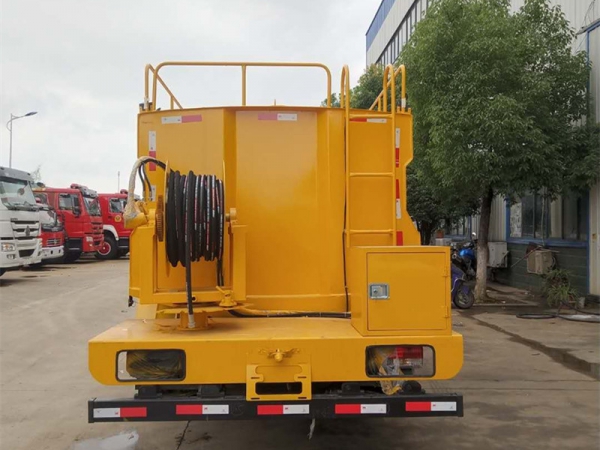 東風(fēng)大多利卡8噸高壓清洗車(chē)