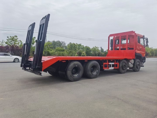 國六東風天龍前四后八平板運輸車，挖機拖車價格