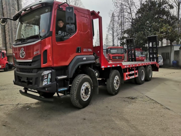 國六柳汽乘龍前四后八平板運(yùn)輸車，挖機(jī)拖車