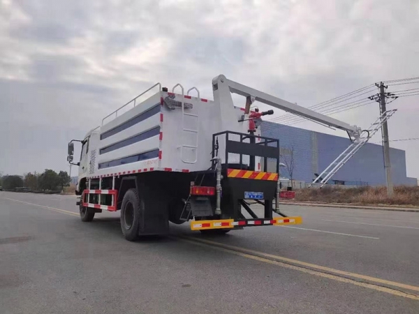 東風(fēng)四驅(qū)光伏板清洗車，8方水罐