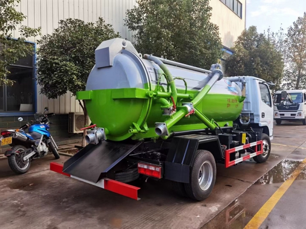 東風(fēng)小多利卡4方吸污車