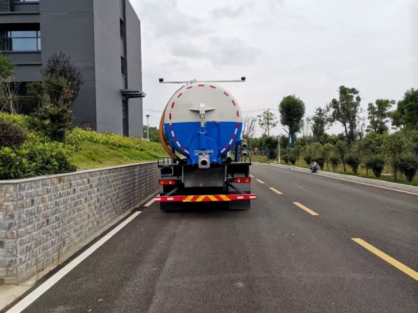 東風(fēng)錦程后八輪16方吸污車(chē)