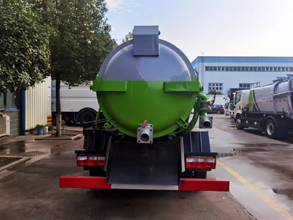 東風(fēng)小多利卡4方吸污車