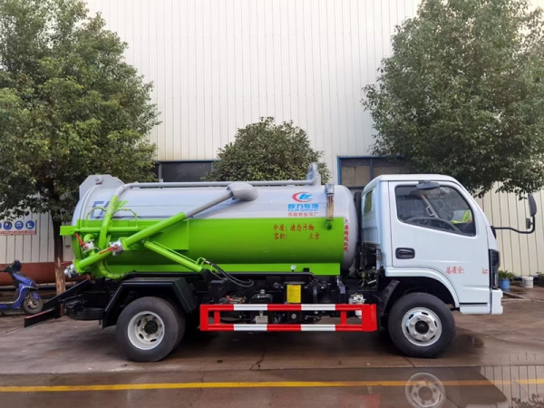 東風(fēng)小多利卡4方吸污車