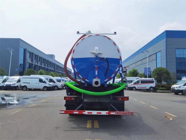 東風D17后雙橋18方吸污車，配水循環(huán)泵加10米吸污帶。