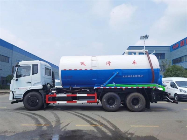 東風D17后雙橋18方吸污車，配水循環(huán)泵加10米吸污帶。