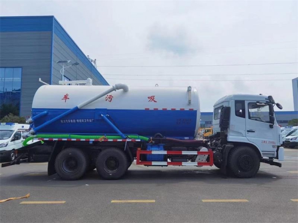 東風D17后雙橋18方吸污車，配水循環(huán)泵加10米吸污帶。
