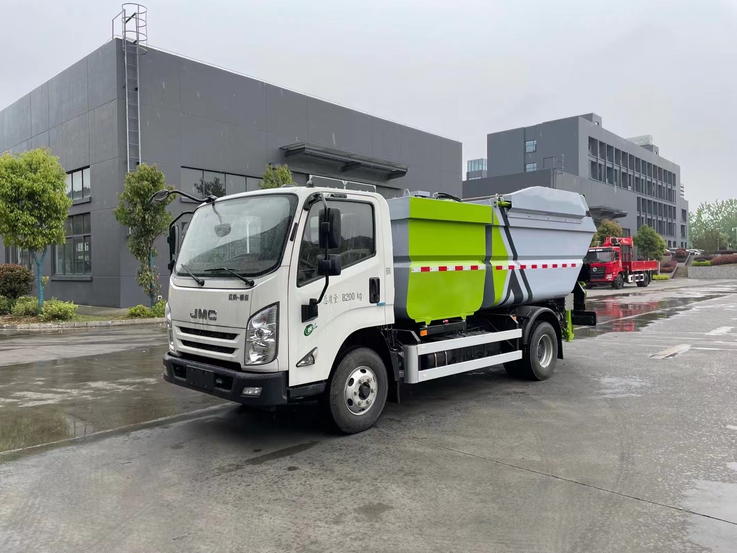 江鈴雙倉(cāng)垃圾車(chē)，垃圾分類(lèi)運(yùn)輸車(chē)