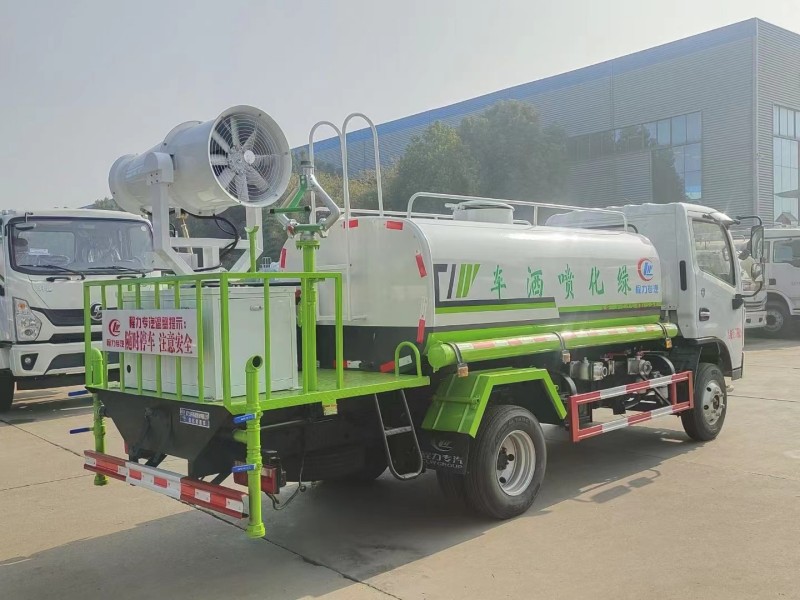 小多利卡5噸綠化噴灑車(chē)，30米打藥車(chē)
