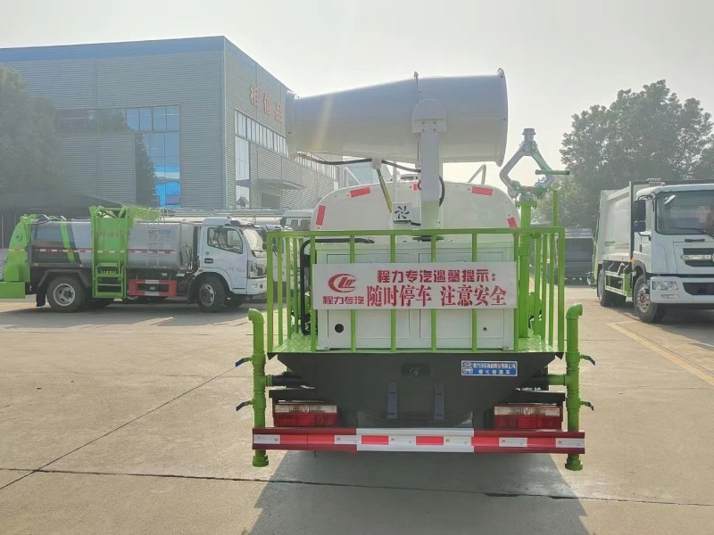 小多利卡5噸綠化噴灑車(chē)，30米打藥車(chē)