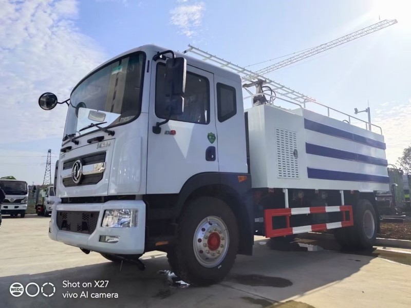 東風(fēng)D9光伏板清洗車