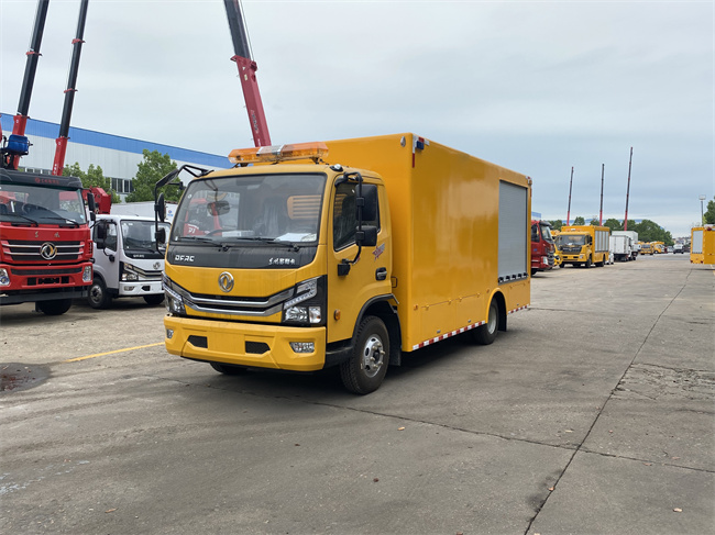 多利卡2000-3000方救險(xiǎn)車(chē)