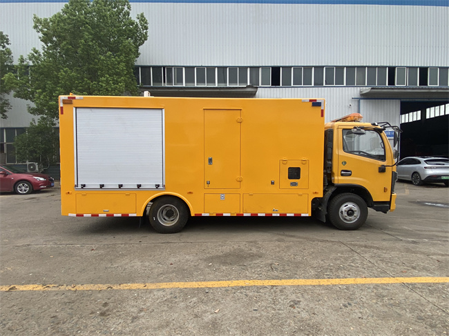 多利卡2000-3000方救險(xiǎn)車(chē)