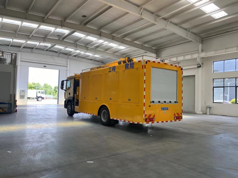 豪沃帶吊救險(xiǎn)車